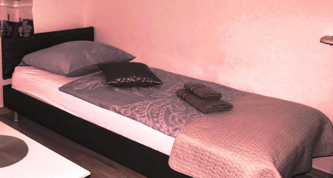 Cecillia Mare Apartments Ровінь Екстер'єр фото